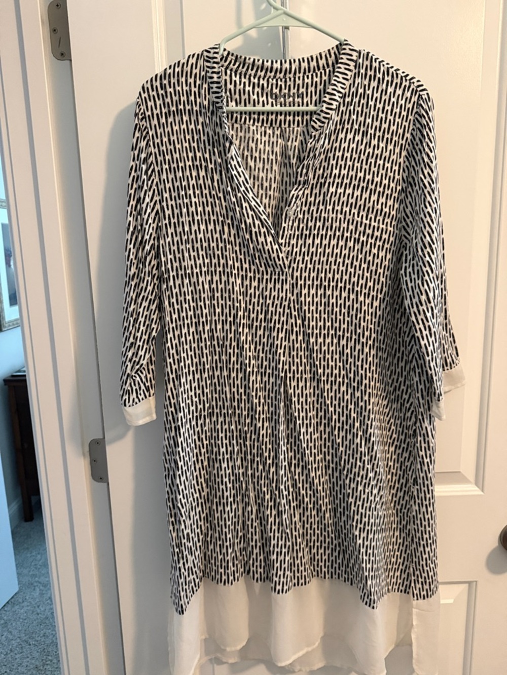 DKNY Black and White Printed V-Neck Tunic with Sheer Hem-size M